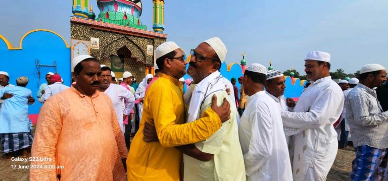 नमाज अदा कर लोगों ने दी बकरीद की बधाई