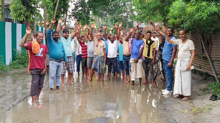 सड़क निर्माण की मांग को लेकर लोगों ने किया प्रदर्शन