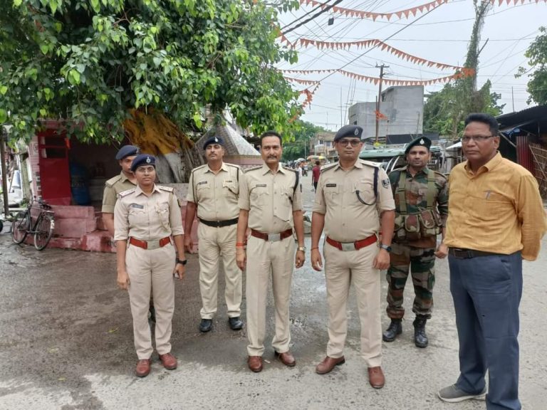 सख्त सुरक्षा में ईदगाह व मस्जिदों में पढ़ी गई बकरीद की नमाज