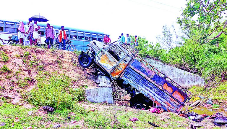 मजदूरों से भरा पिकअप वैन उलटने से दो की मौत, 15 घायल