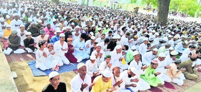 बकरीद की नमाज अदा कर मांगीं दुआएं