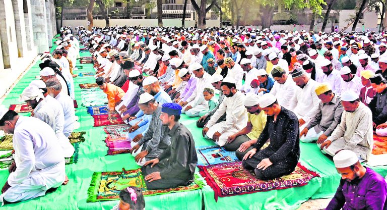 बकरीद पर ईदगाहों और मस्जिदों में अदा की गयी नमाज