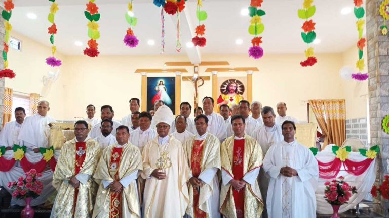 आर्चबिशप ने नये गिरजाघर का अभिषेक किया