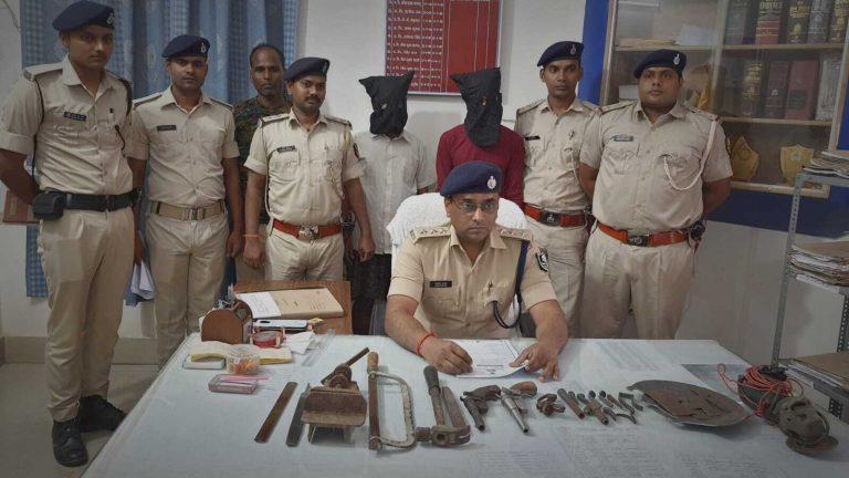 मिनी गन फैक्ट्री का उद्भेदन, दो गिरफ्तार