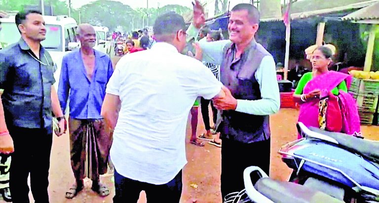 सौमित्र खां के तृणमूल नेता के पैर छूने पर अटकलें शुरू