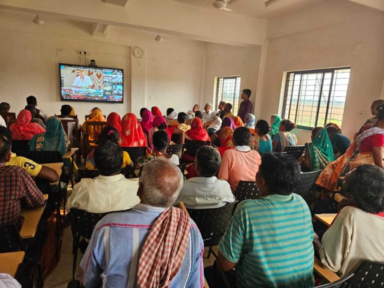 किसानों ने देखा पीएम के कार्यक्रम का सीधा प्रसारण