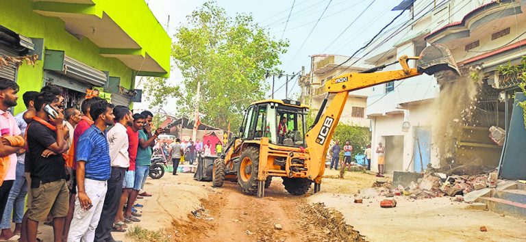 नगर निगम क्षेत्र के अवधूतनगर में चला बुलडोजर