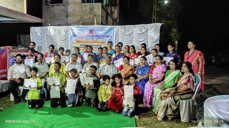 बच्चों के बीच बंटा कंप्यूटर प्रशिक्षण का प्रमाण-पत्र