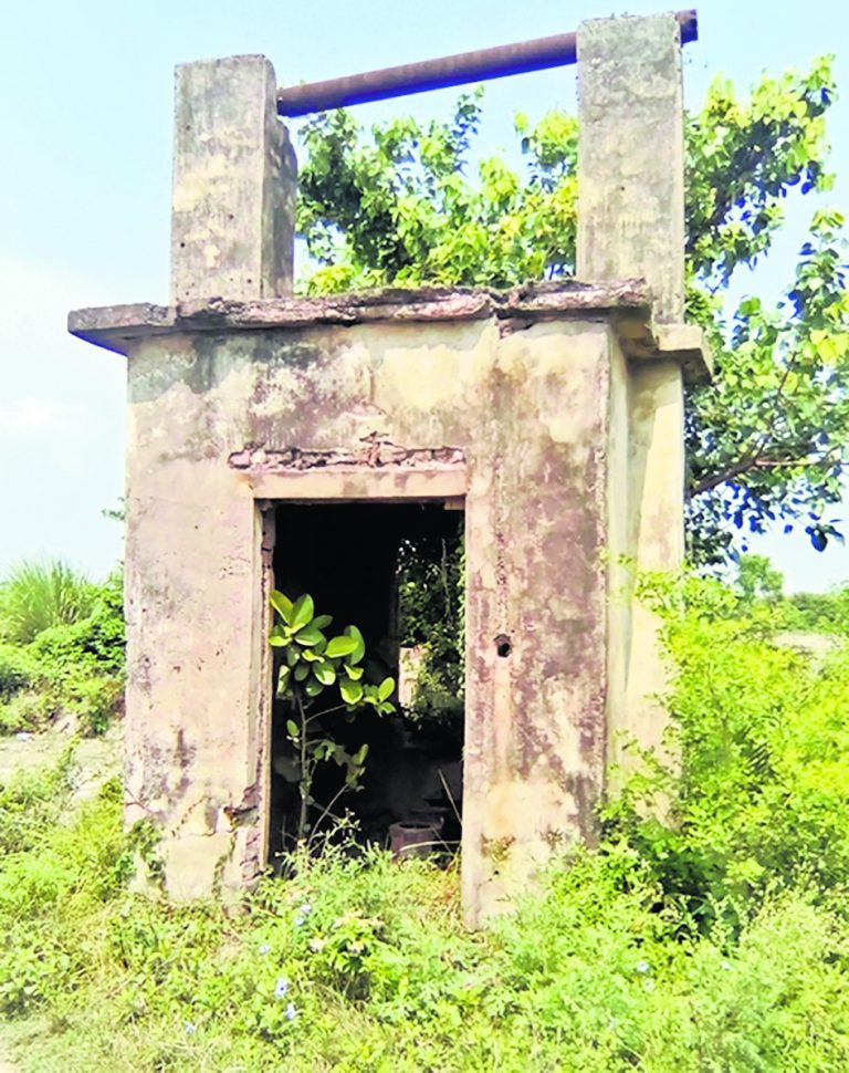 नहरों में पानी नहीं उपजे है झाड़ झंकड़, सरकारी नलकूप भी है बंद