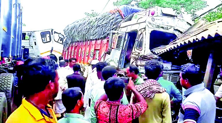 डंपर-ट्रक भिड़ंत से मकान क्षतिग्रस्त