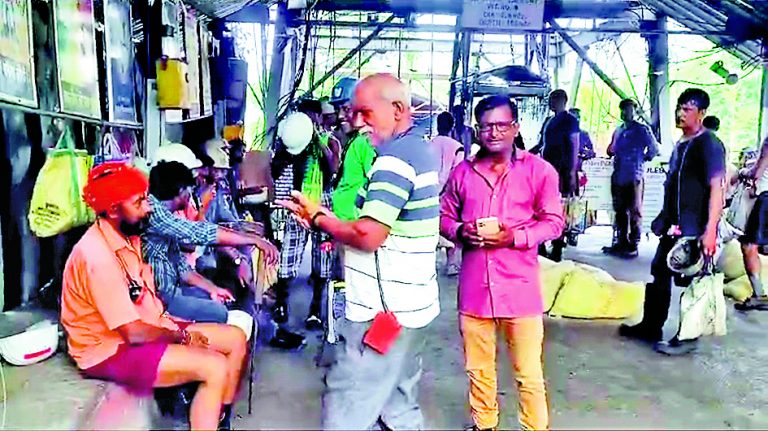 भीषण गर्मी में काम करने को मजबूर श्रमिक, किया प्रदर्शन