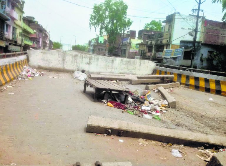 जीतने वाले दिल्ली गये और हारने वाले घर, अपनी जगह रह गया टूटा मकराइन पुल