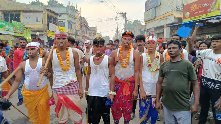 चाकुलिया : शरीर को यातना देकर आराध्य को किया प्रसन्न
