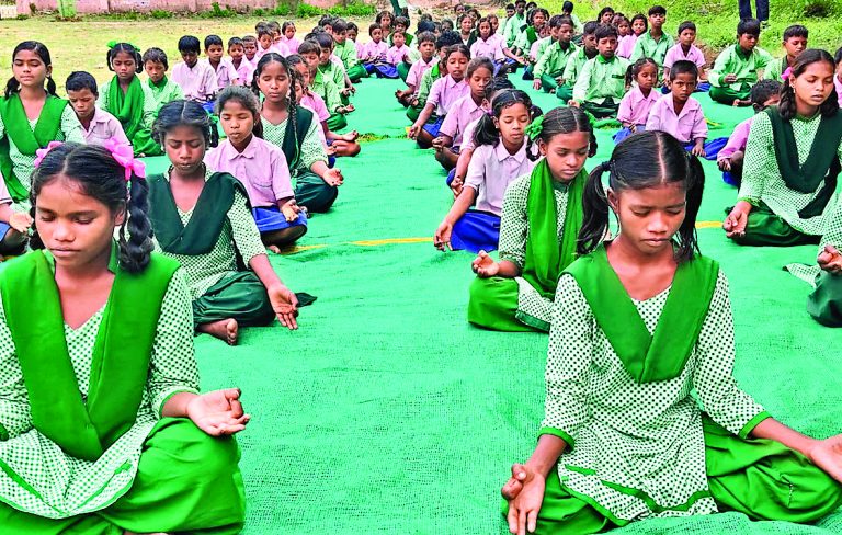 उषा मार्टिन ने चलाया गांवों में योग और पर्यावरण अभियान