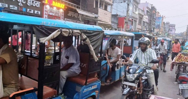 रोड पर ध्यान से चलें… कहीं से भी यू-टर्न ले सकता है ई-रिक्शा
