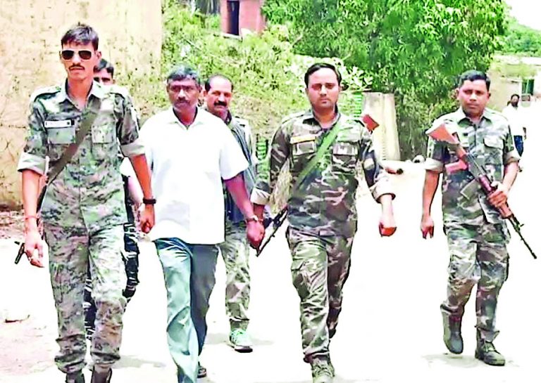एसीबी ने पांच हजार रिश्वत लेते बालूमाथ प्रखंड कार्यालय से पंचायत सचिव को पकड़ा