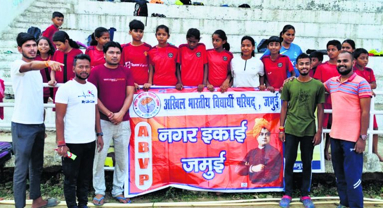 Jamui News : सूर्य नमस्कार के साथ हुई जिले की सुबह, ताजी हवा के बीच लोगों किया योगाभ्यास