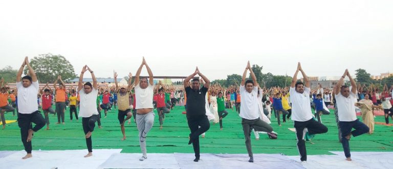 स्वस्थ शरीर के लिए योग को अपनी दिनचर्या में शामिल करें : मंत्री