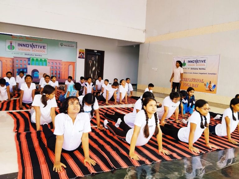 कक्षा से प्रथम से अष्टम तक के छात्रों को योग की विधियां बतायी गयी