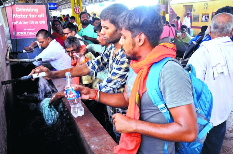 पटना जंक्शन पर एक दिन में 30 हजार बोतल पानी पी जा रहे यात्री