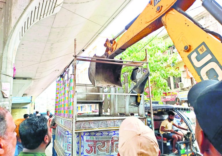 बोरिंग रोड चौराहे से राजापुर तक हटाया गया अतिक्रमण