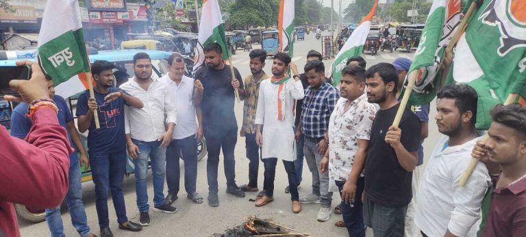 कांग्रेस कार्यकर्ताओं ने किया प्रदर्शन, फूंका पुतला