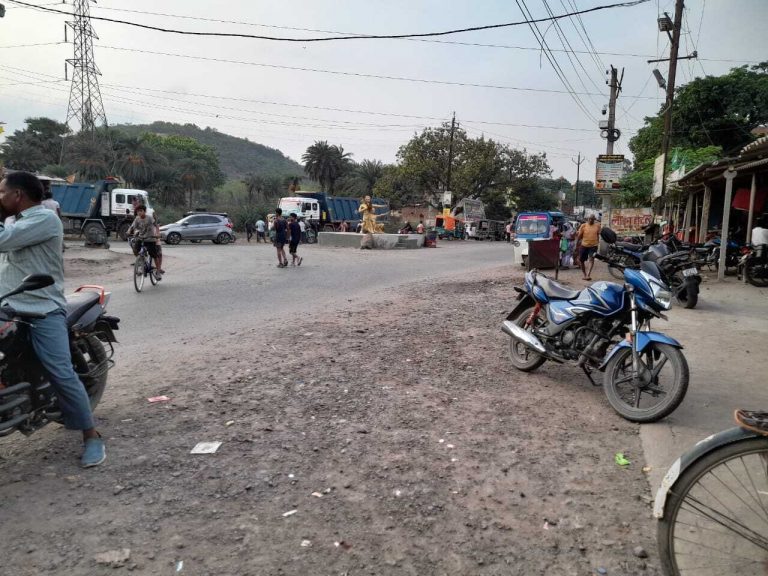 सिदो-कान्हू चौक पर हाइमास्ट लाइट लगाने की ग्रामीण ने की मांग