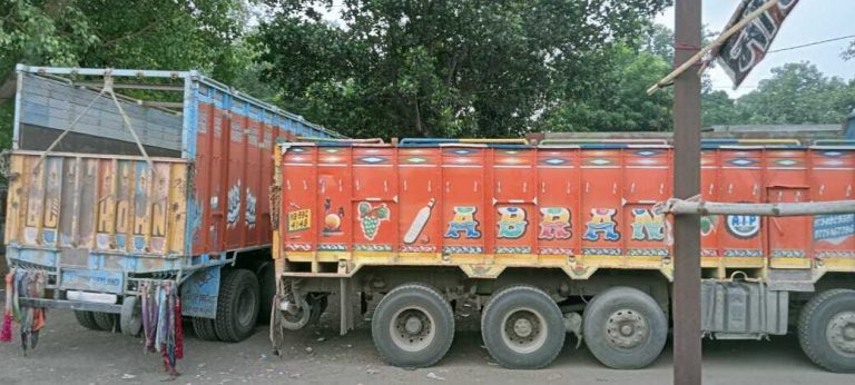 बिना परमिट चल रहे चार वाहन जब्त