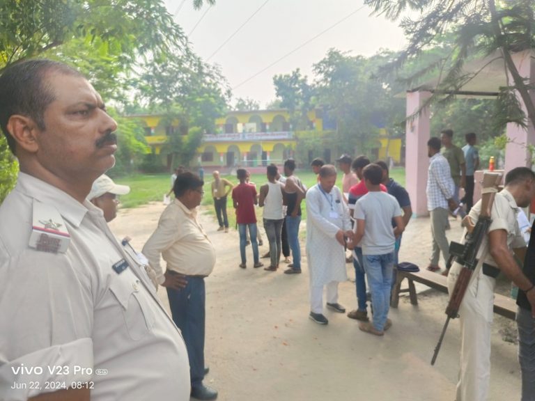 परीक्षार्थियों की जांच के बाद दी गयी केंद्र के अंदर इंट्री