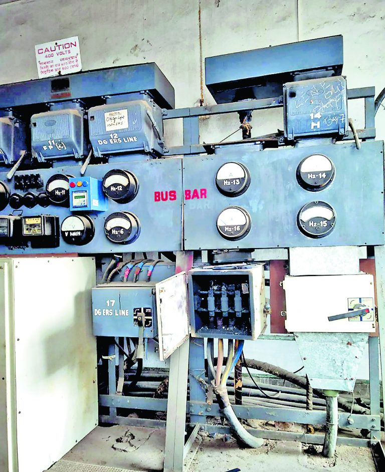 बिजली बोर्ड में हुआ स्पार्क, चिंगारी से झुलसे पांच श्रमिक, तीन हुए गंभीर