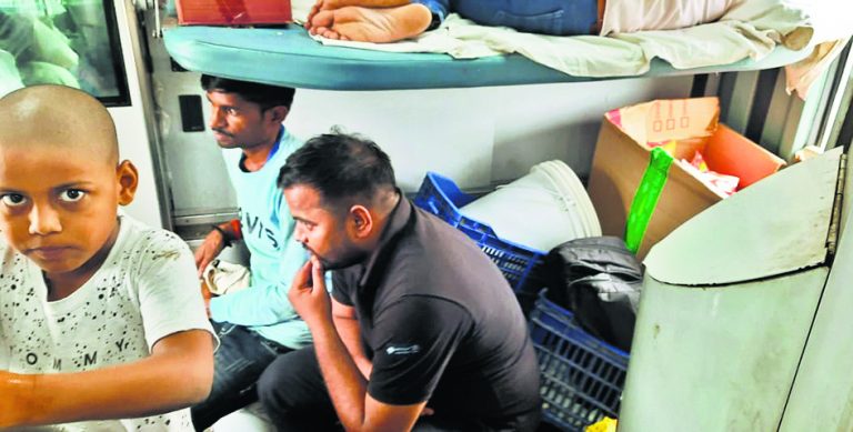 गर्मी के कारण जेनरल टिकट वाले भी एसी में कर रहे सफर, हो रही परेशानी