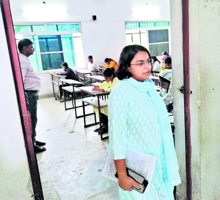 17 से 18 फीसदी परीक्षार्थी रहे अनुपस्थित, पूरे दिन परीक्षा केंद्रों का दौरा करते रहे पदाधिकारी