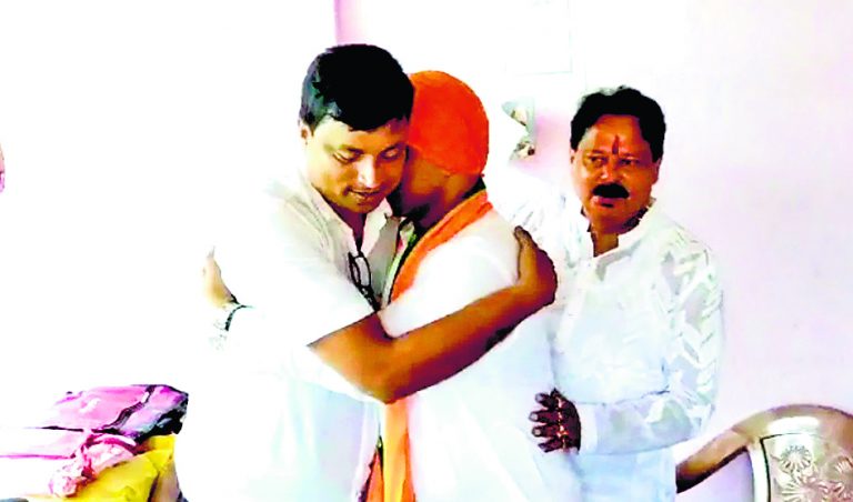 बागदा में गले लगाते ही पिघला भाजपा नेता का गुस्सा, पार्टी व पद पर वापस लौटे