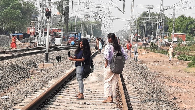 जान जोखिम में डाल रेलवे ट्रैक व प्लेटफाॅर्म पर युवक-युवतियां बनाते हैं रील्स