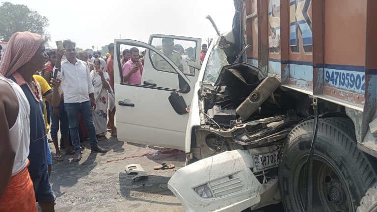 खड़े ट्रक में पीछे से घुसी तेज रफ्तार कार, यूपी के दो लोगों की मौत