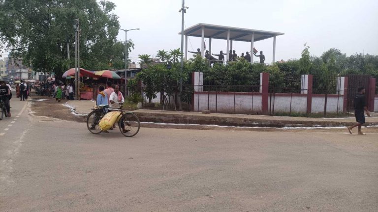 उप- मुख्यमंत्री के जाते ही तारापुर की सड़कों पर पुन: अतिक्रमण