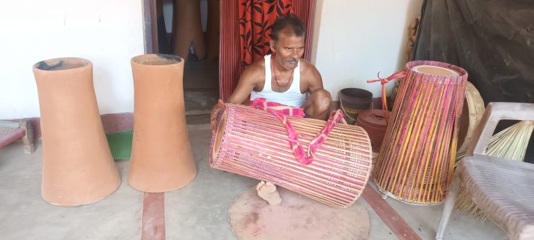 मांदर बनाने वाले परिवार उपेक्षित