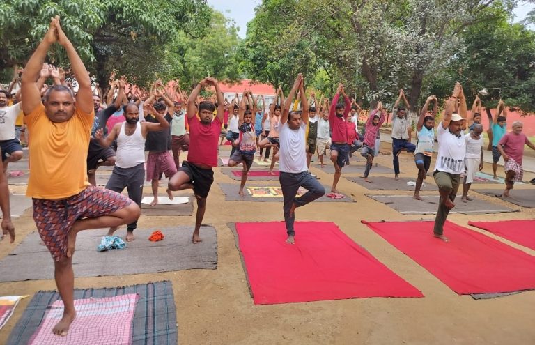 चास व तेनुघाट मंडल कारा में बंदियों को कराया योगा का अभ्यास