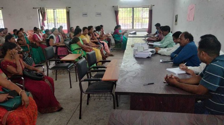 चुनाव कर्मियों के साथ अंचलाधिकारी ने की बैठक