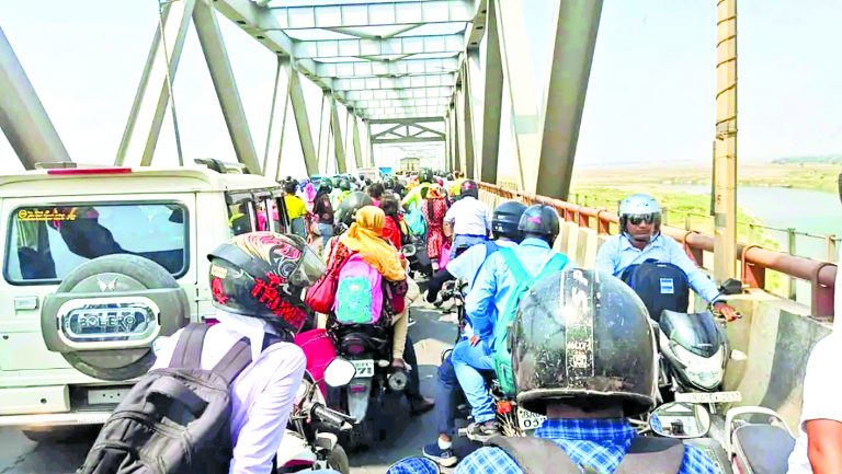 सड़क दुर्घटना के बाद जेपी सेतु पर लगा महाजाम