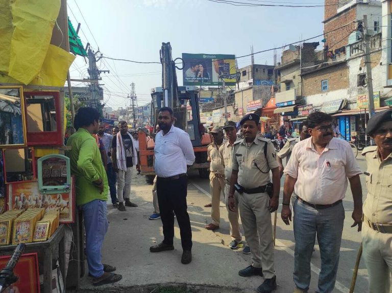सड़क अतिक्रमणकारियों पर चला प्रशासन का बुलडोजर