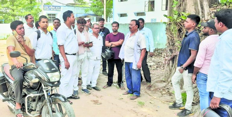 दो बाइकों की टक्कर में चैनवा स्टेशन मास्टर की मौत, दो घायल