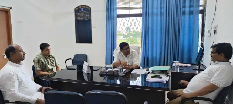 अनियमित विद्युत आपूर्ति को ले अधीक्षण अभियंता से मिले पूर्व विधायक मुजाहिद आलम