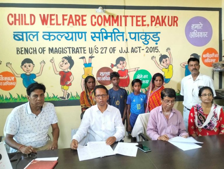 श्रम करते पाये जाने वाले दो बच्चों को अभिभावकों को सौंपा