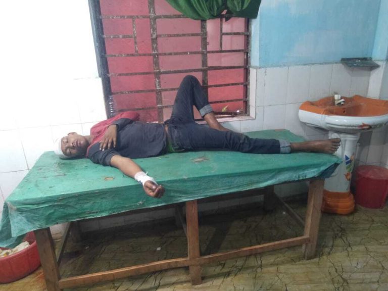 सड़क के किनारे पेड़ से टकरायी बाइक, दो लोग घायल