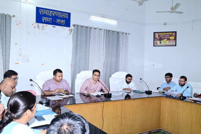 बायोमेट्रिक से हाजिरी बनायें अधिकारी व कर्मी: डीएम