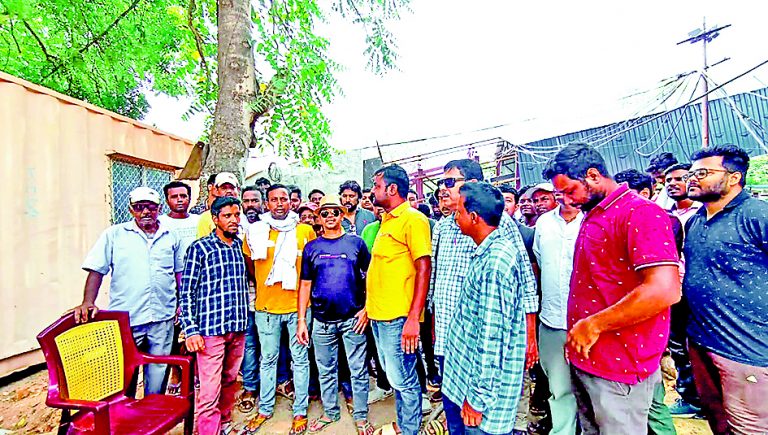 रोजगार और मुआवजे की मांग पर एमडीओ परियोजना का उत्पादन बंद कर प्रदर्शन