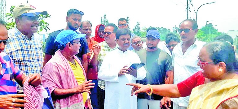 जमीन मालिकों ने जमीन के बदले पैसों की मांग को लेकर किया प्रदर्शन