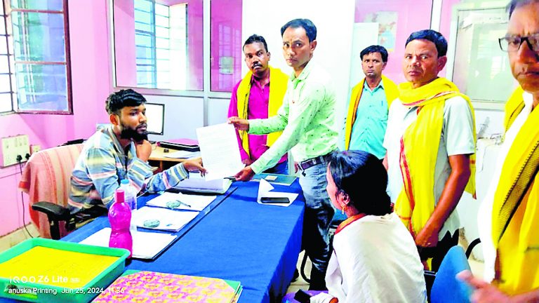 रघुनाथपुर ब्लॉक-2 ऑफिस के बाहर आदिवासी कुड़मी समाज का प्रदर्शन