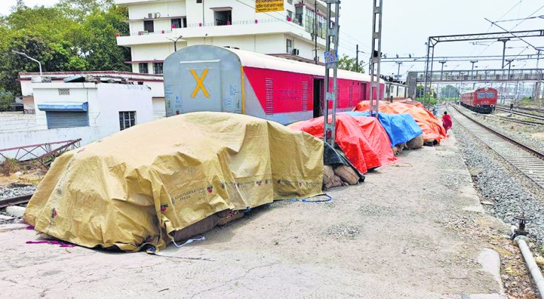पार्सल कोच से निकला 122 बोरे में 23 लाख का कपड़ा, दावेदार आया सामने
